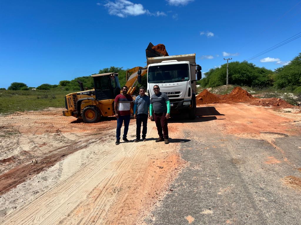Prefeitura realiza recuperação de estradas vicinais que dão acesso as comunidades ruais de Porto do Mangue.