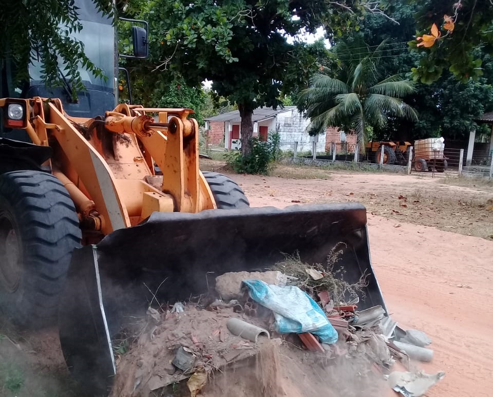 Prefeitura realiza limpeza nas áreas internas das vilas Santa Catarina e Mato Grosso

