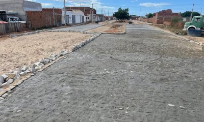 Prefeitura de Serra do Mel pavimenta mais uma rua na Vila Brasília