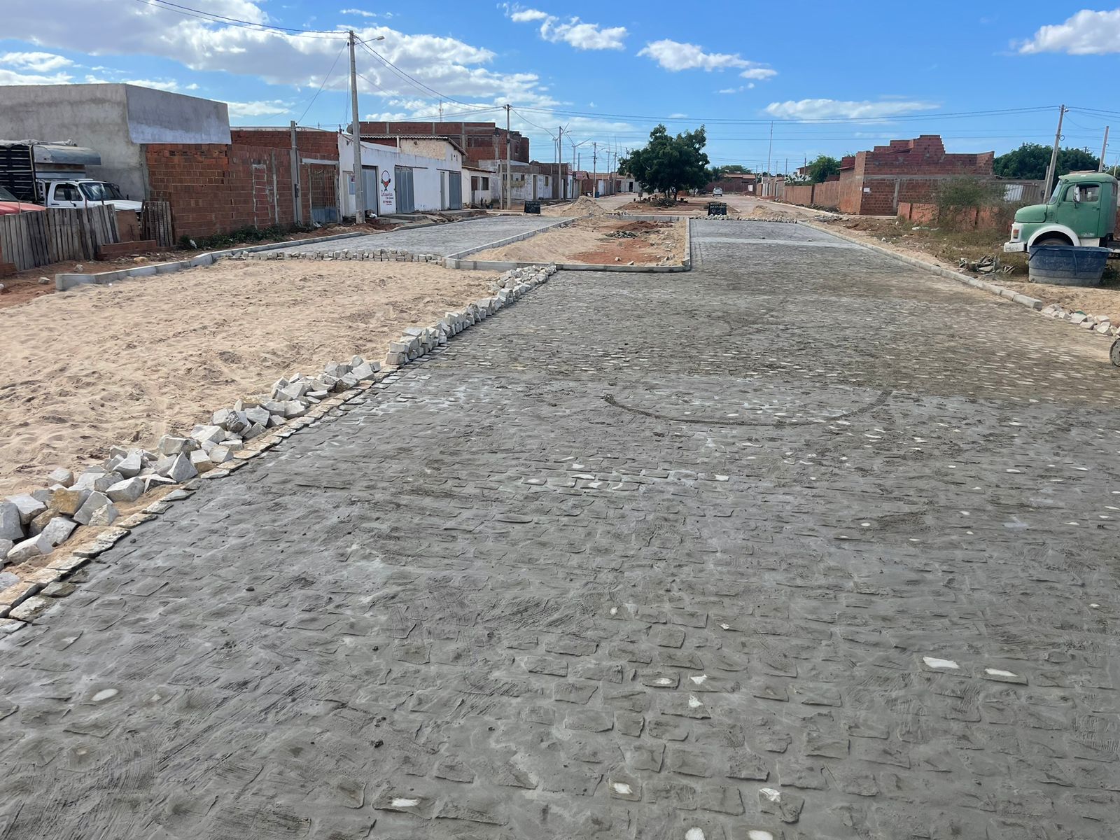 Prefeitura de Serra do Mel pavimenta mais uma rua na Vila Brasília