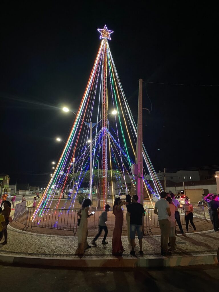 Inauguração da decoração natalina na Praça Cortez Pereira marca abertura da 41ª Festa do Caju em Serra do Mel

