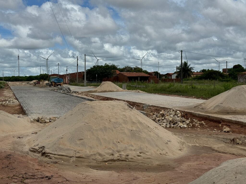 Prefeitura calça Rua Antônia Arruda para melhorar infraestrutura.